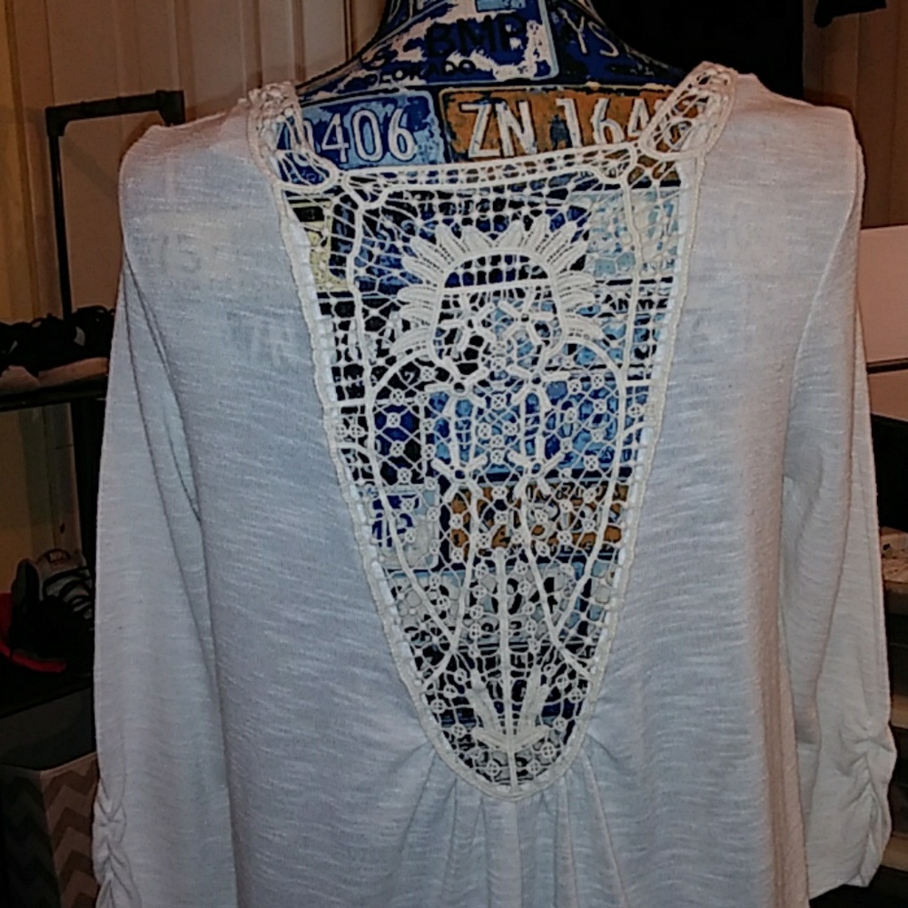 White blouse - Picture 2 of 3